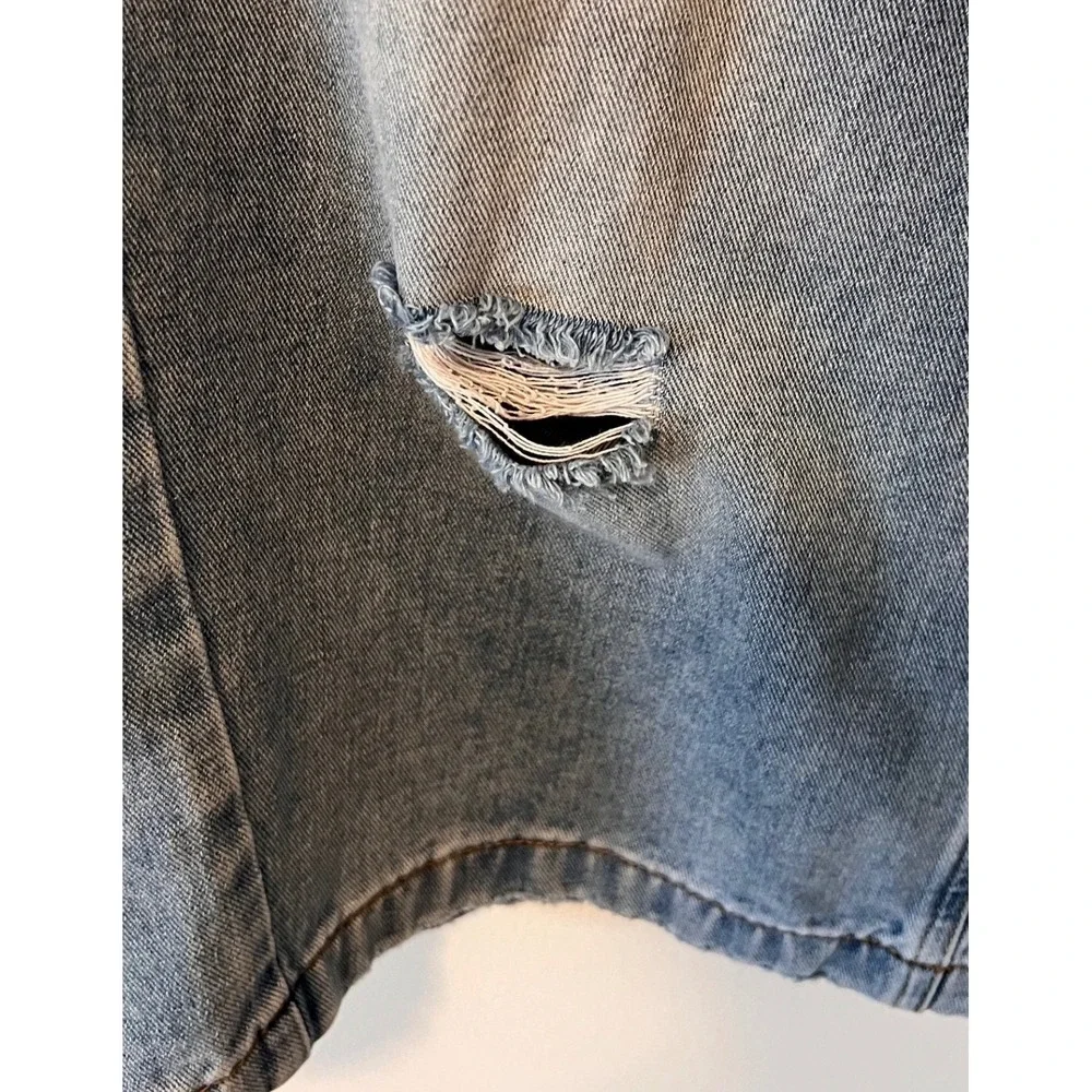 Cali 1850 Womens Distressed Denim Bermuda Shorts Light Wash Size 11/30 NWT